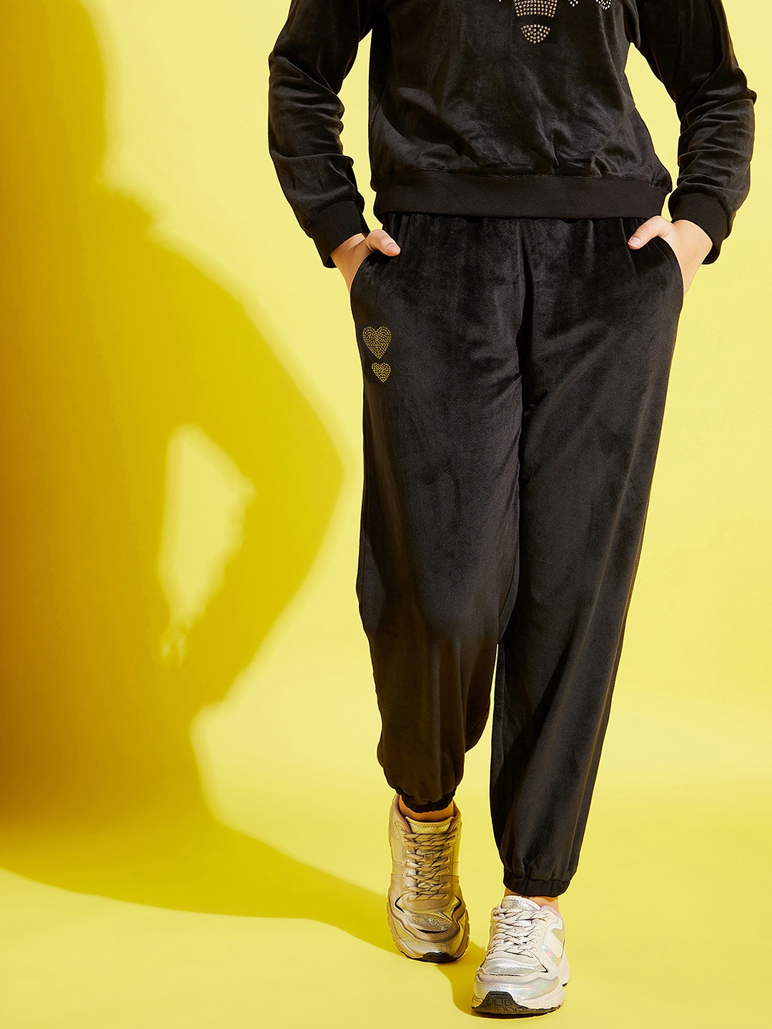 

Noh.Voh - SASSAFRAS Kids Girls Black Solid Heart Shape Studded Joggers