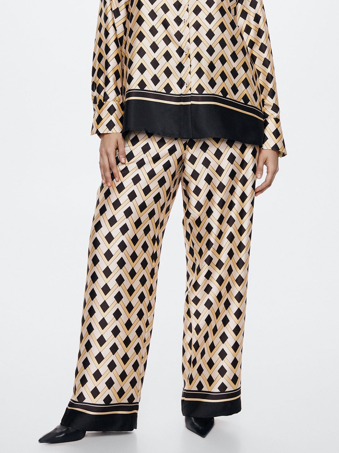 

MANGO Women Yellow & Black Geometric Printed RegularTrousers