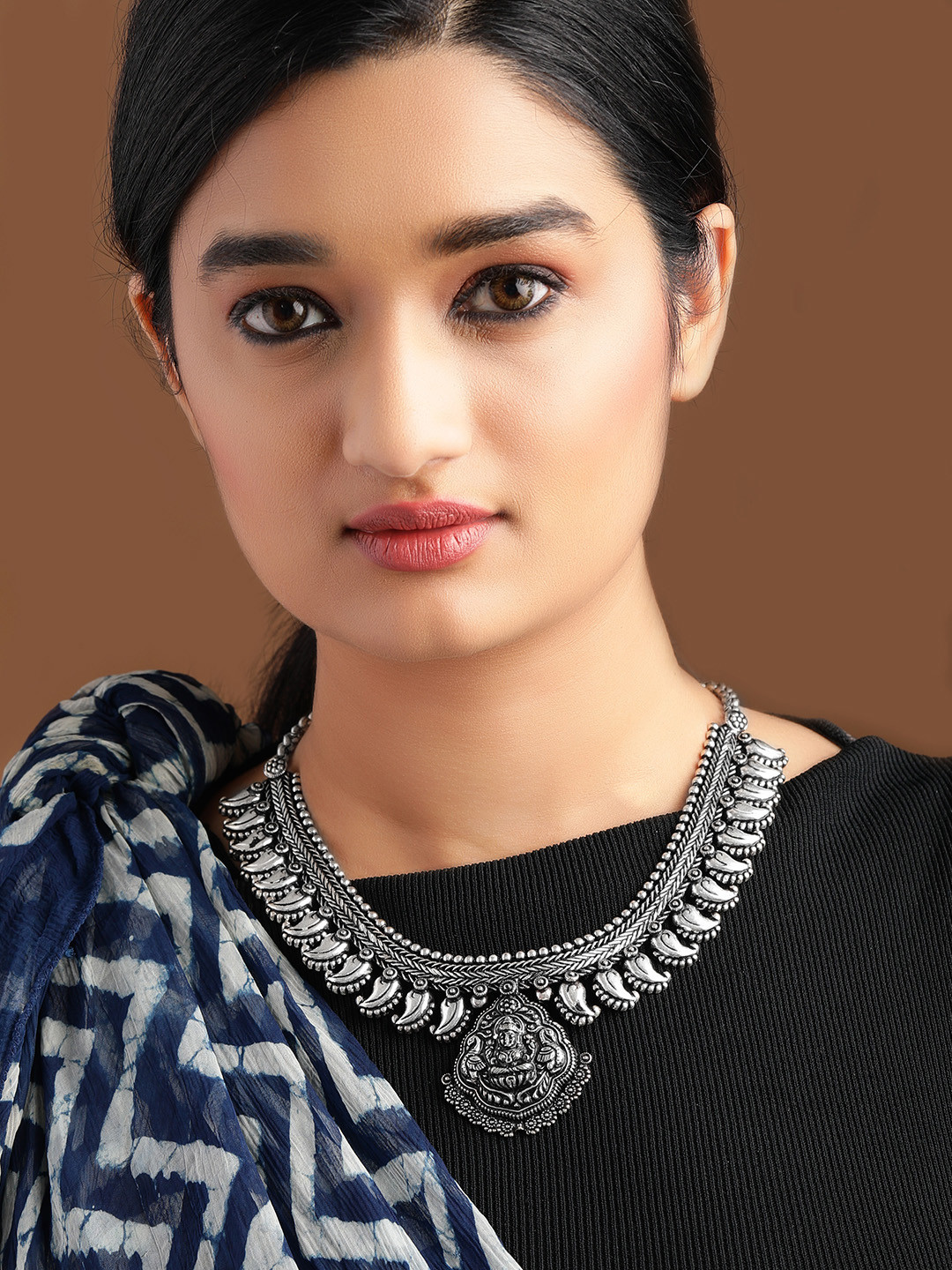 

Rubans Oxidised Silver-Plated Kohlapuri Necklace