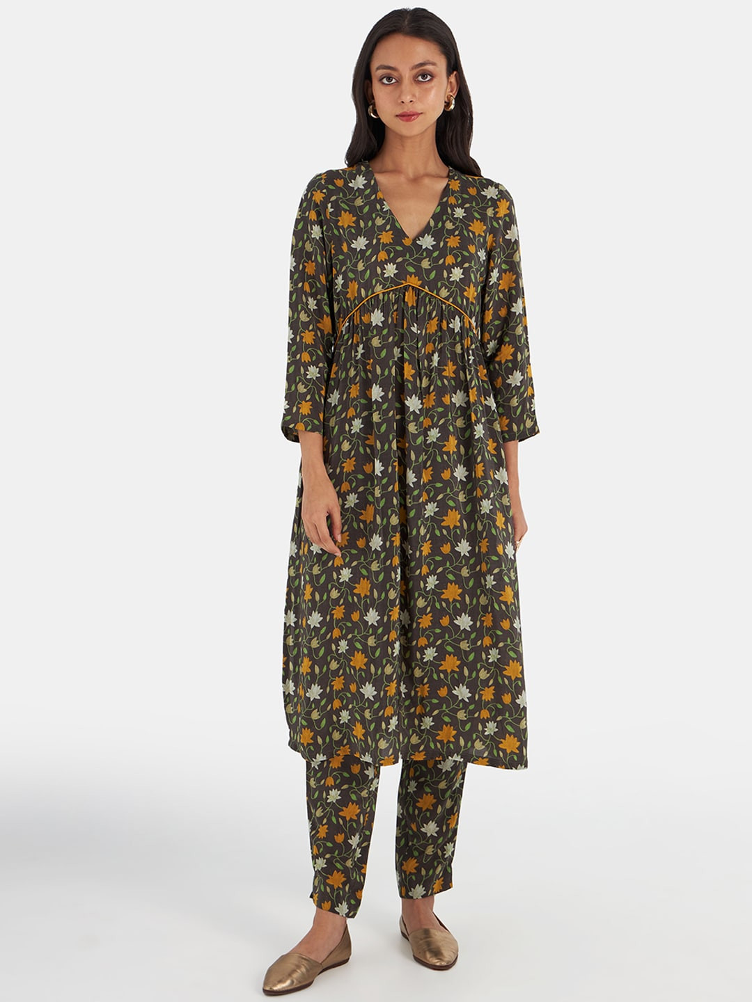

Suta Women Green Floral Printed Kurta with Trousers