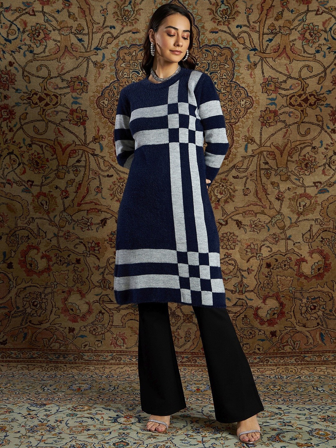 

Shae by SASSAFRAS Women Navy Blue & Grey Checked Longline Nylon Pullover
