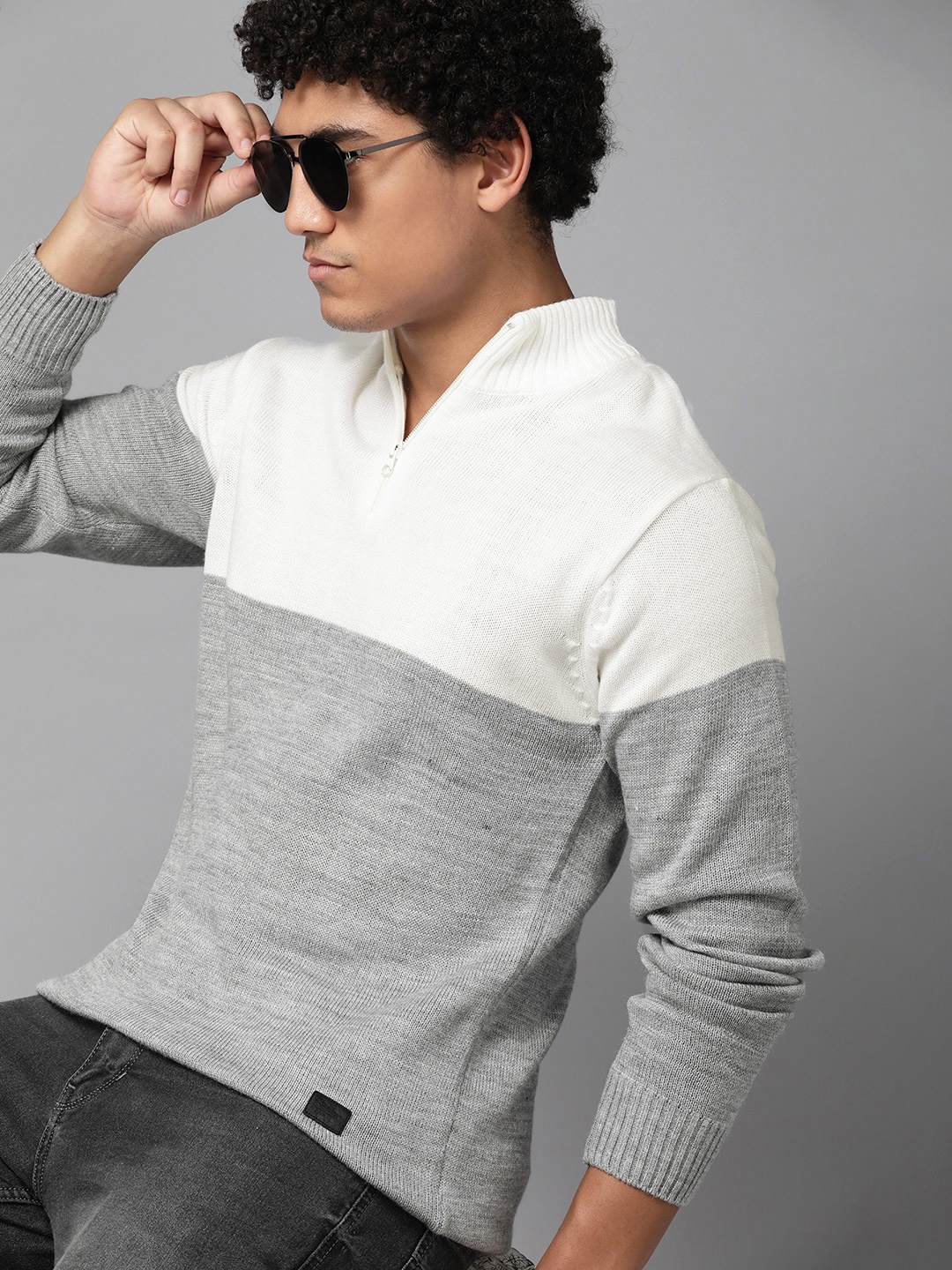 

Roadster Men Grey Melange & White Colourblocked Pullover