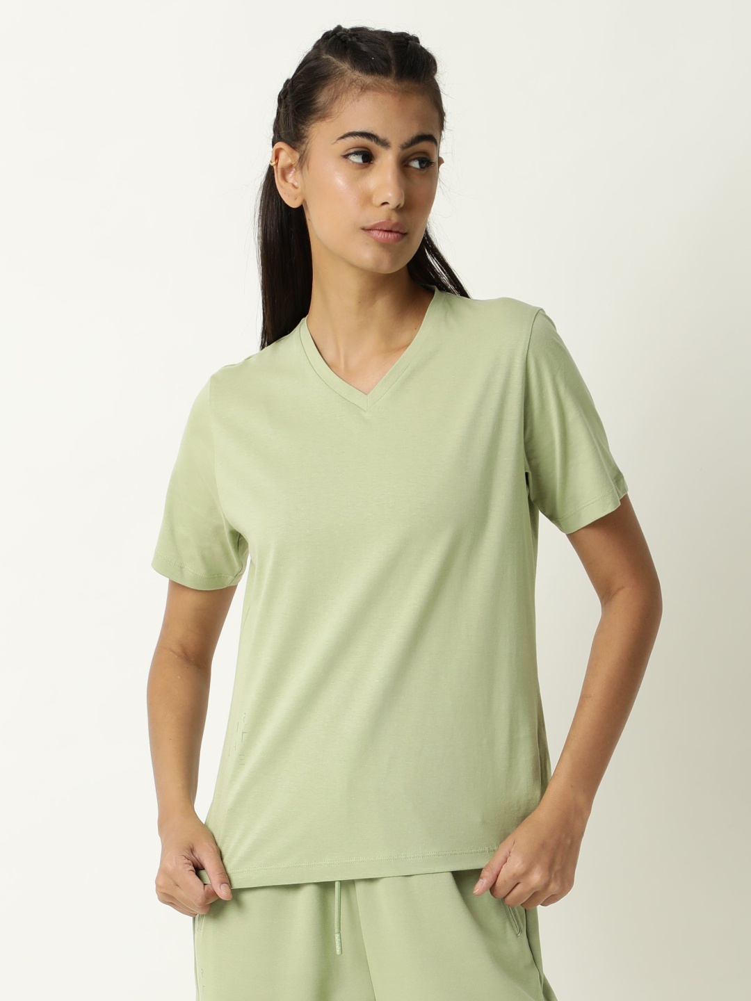 

ARTICALE Women Green Solid V-Neck Slim Fit Cotton T-shirt