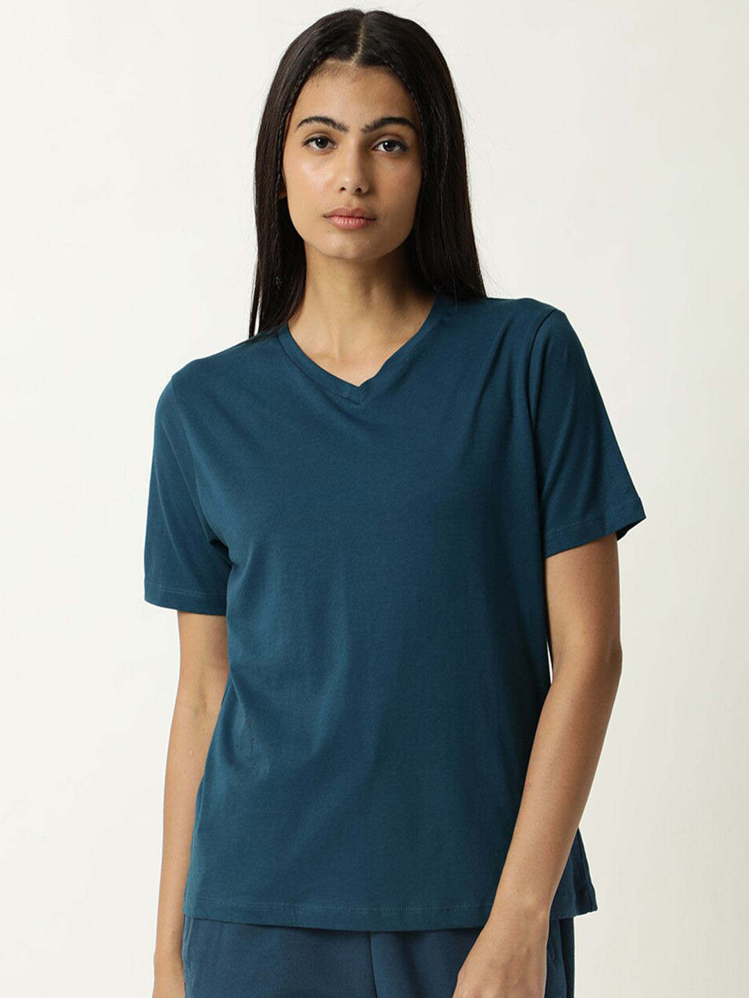 

ARTICALE Women Green Solid V-Neck Slim Fit Cotton T-shirt