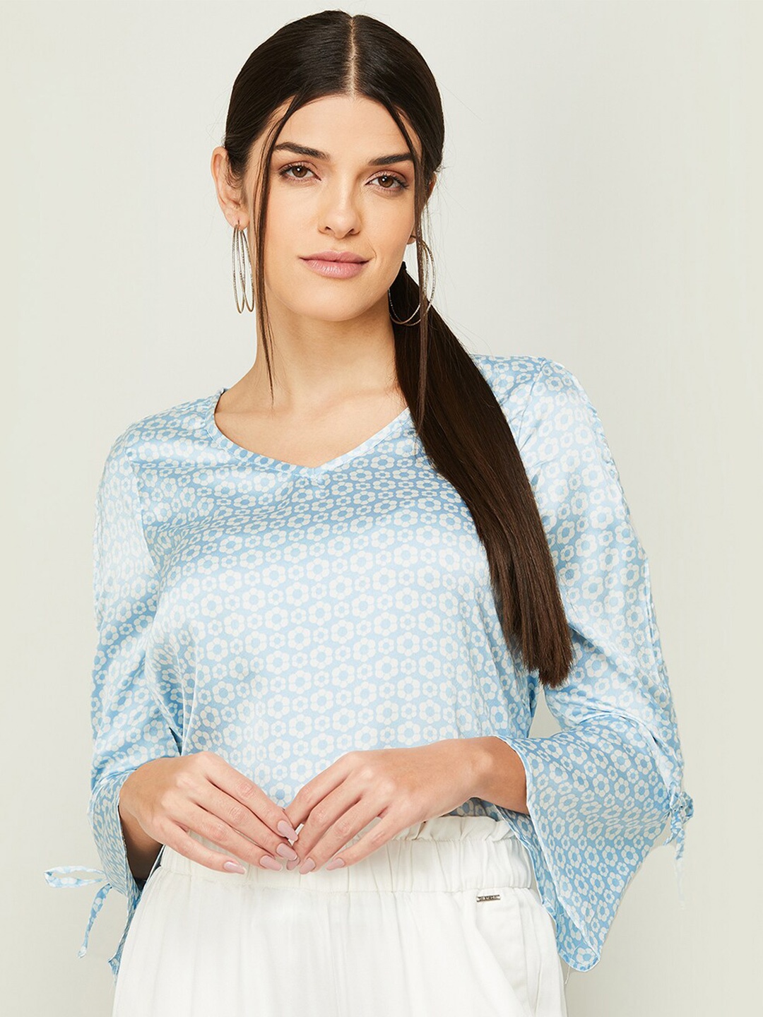 

Fame Forever by Lifestyle Women Blue & White Floral Printed V-Neck Top