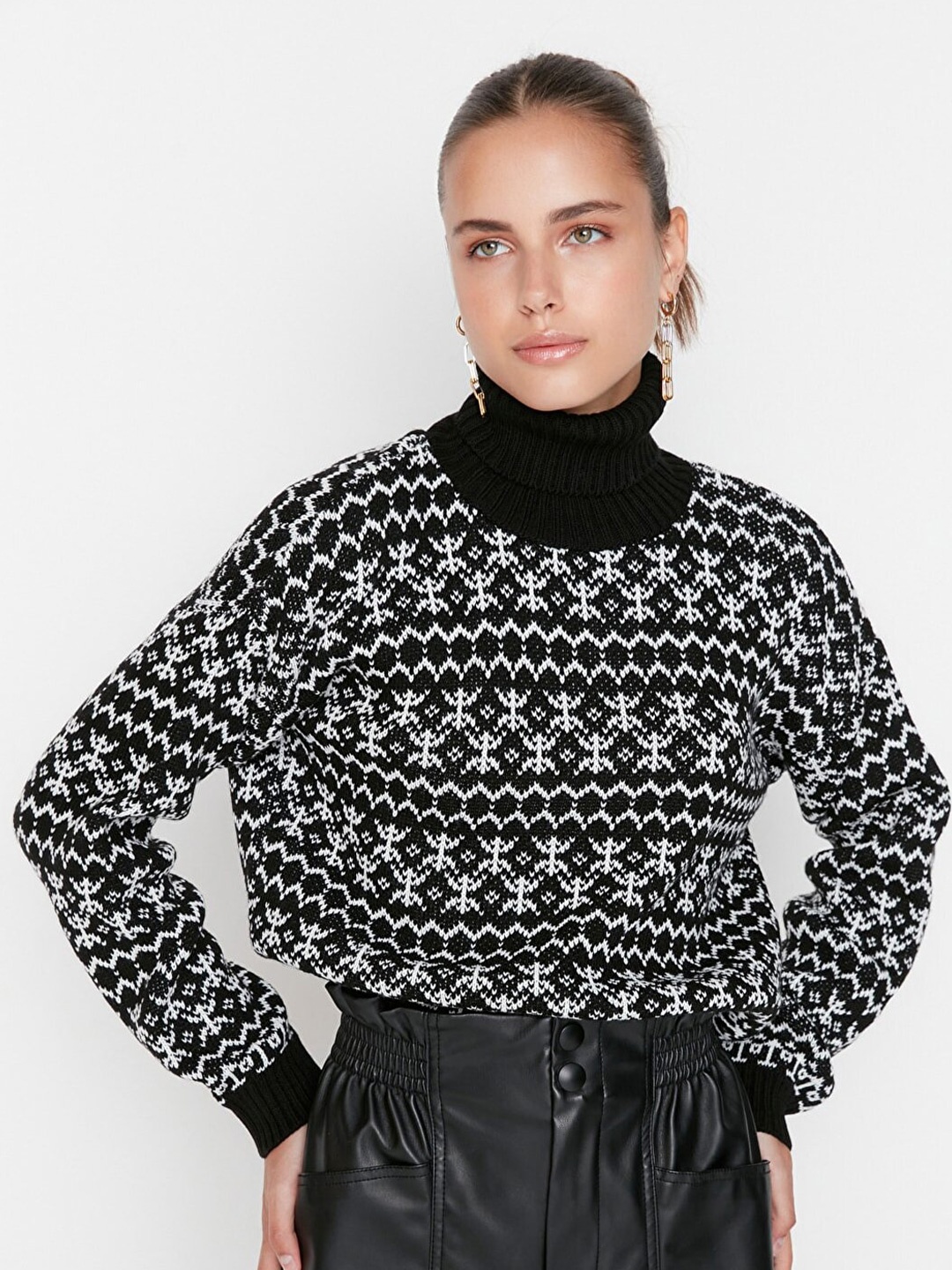 

Trendyol Women Black & Off White Geometric Pure Acrylic Pullover Sweater