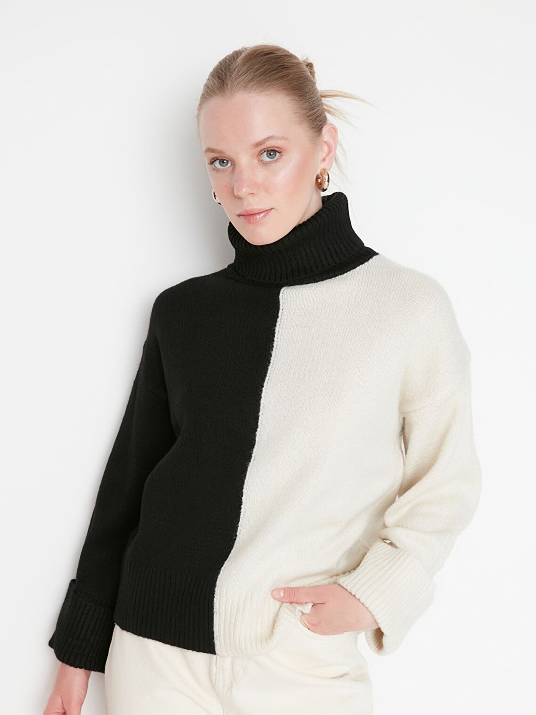 

Trendyol Women Black & Off White Colourblocked Pullover Sweater