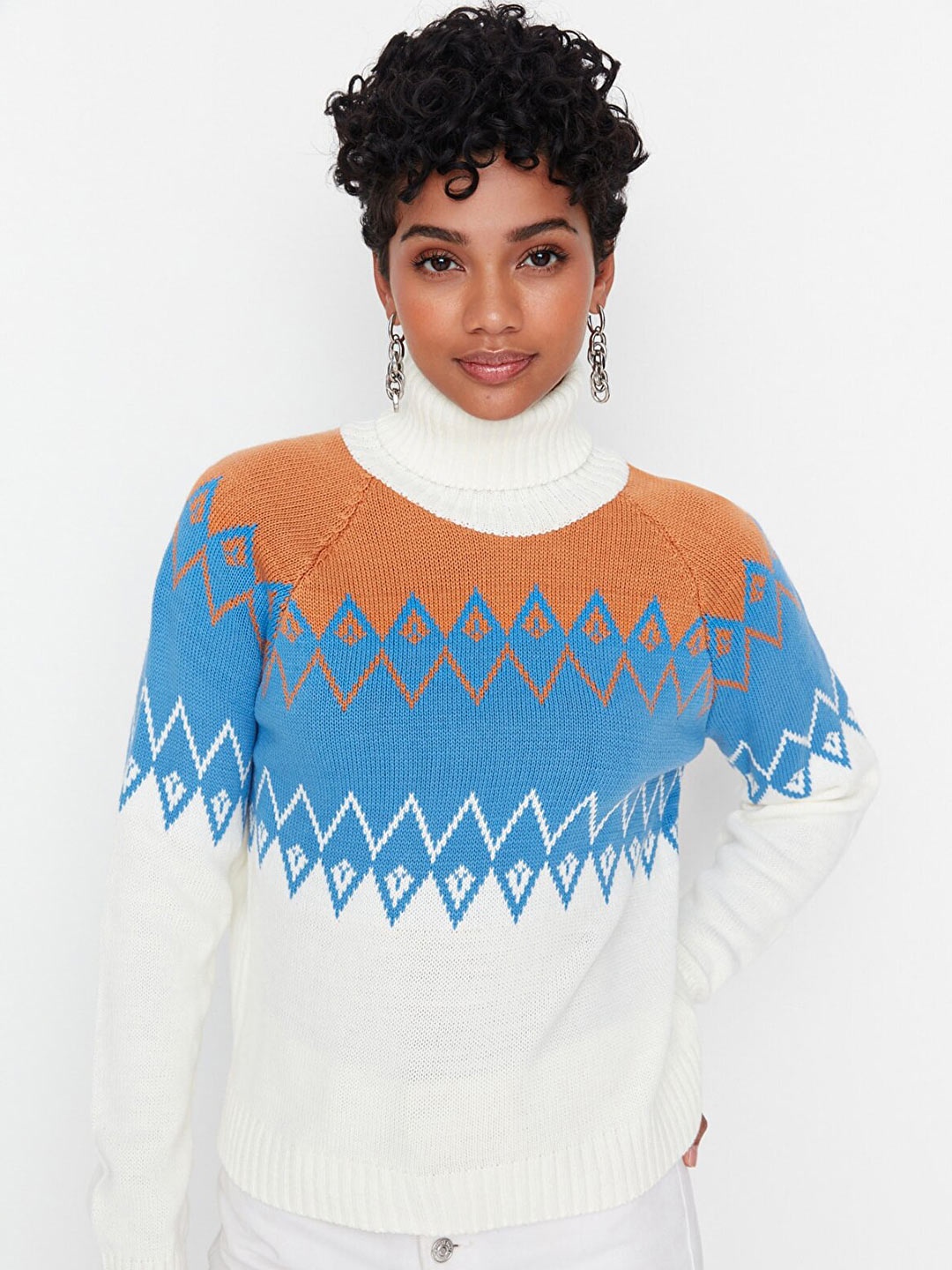 

Trendyol Women Off White & Blue Colourblocked Colourblocked Pullover