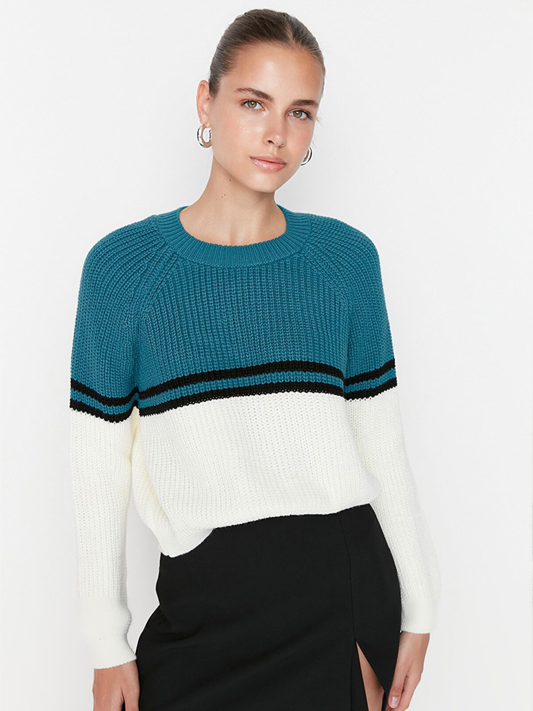 

Trendyol Women Teal & White Colourblocked Pullover Acrylic Sweater