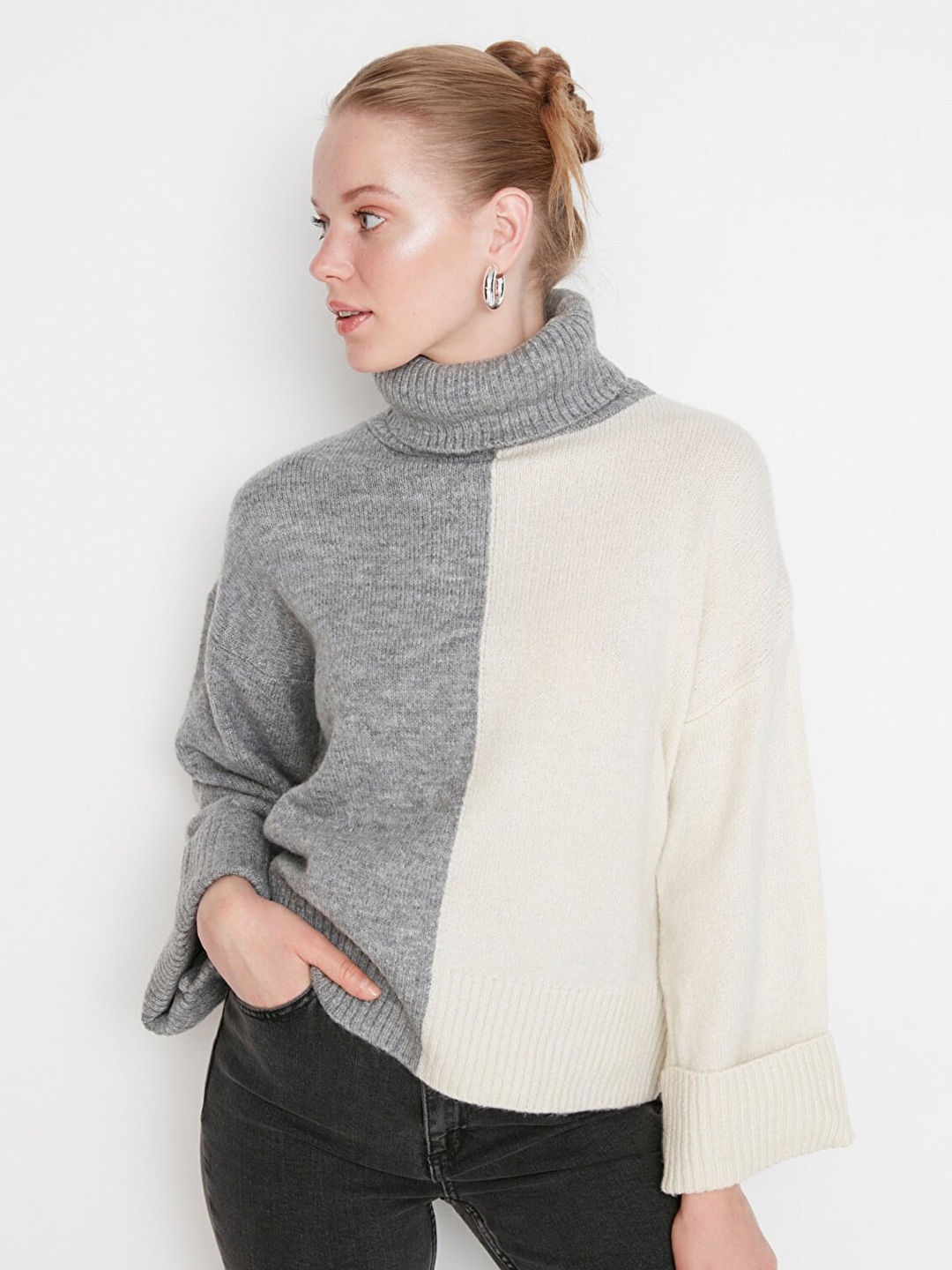

Trendyol Women Grey & Off White Colourblocked Pullover Sweater