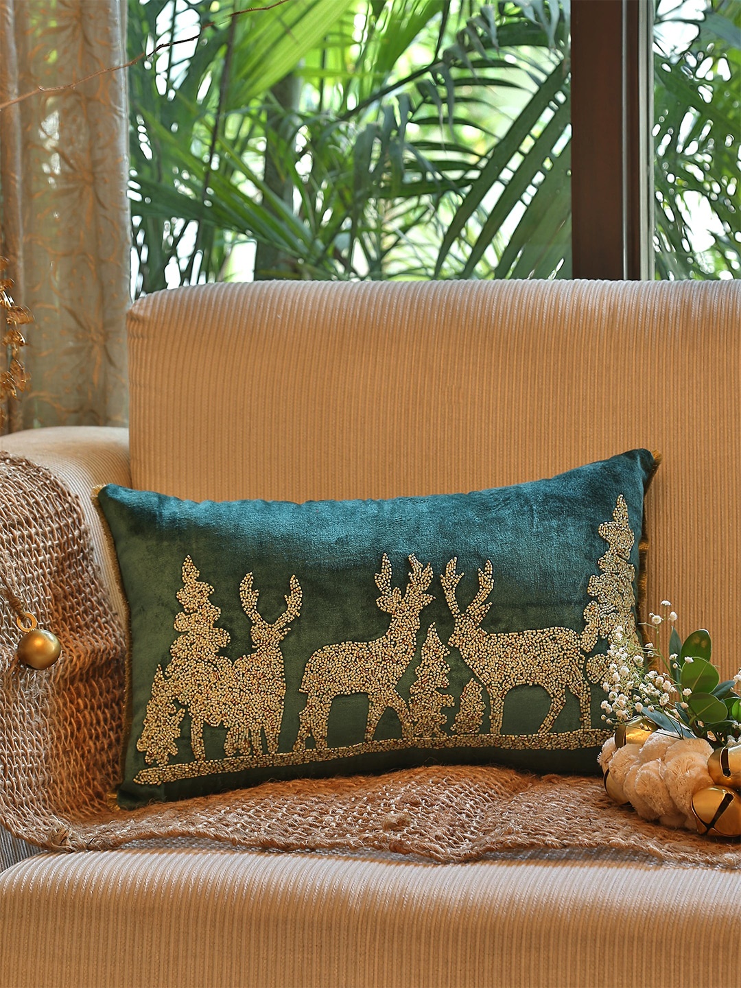 

Amoliconcepts Green & Gold-Toned Embroidered Velvet Rectangle Cushion Cover