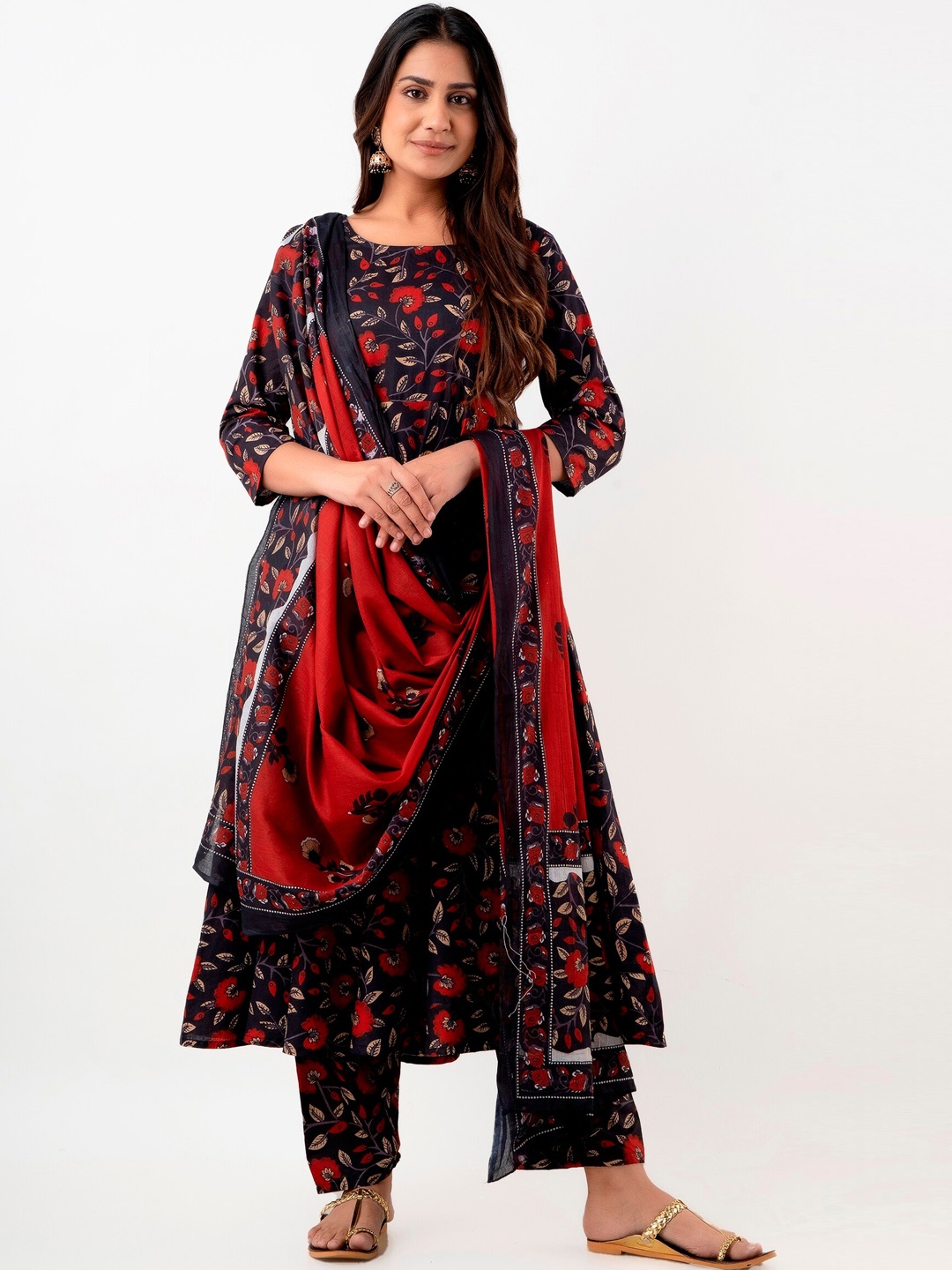 

Fusion Threads Women Black Floral Printed Pure Cotton Kurta with Trousers & With Dupatta