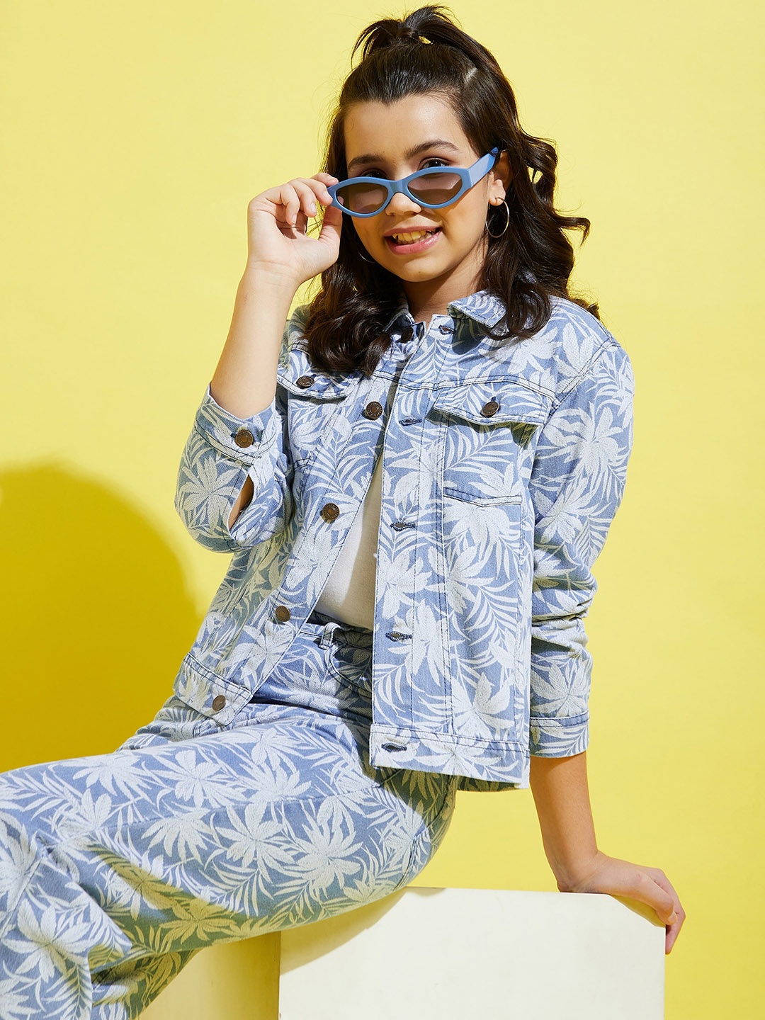 

Noh Voh - SASSAFRAS Kids Girls Blue Floral Denim Jacket