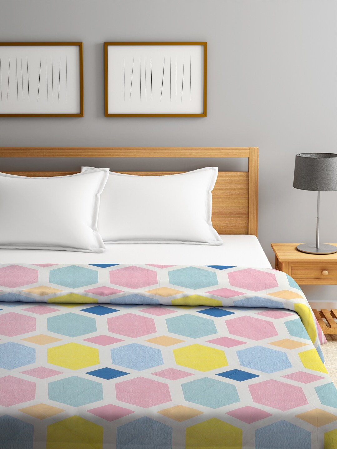 

KLOTTHE White & Pink Geometric AC Room 350 GSM Double Bed Comforter