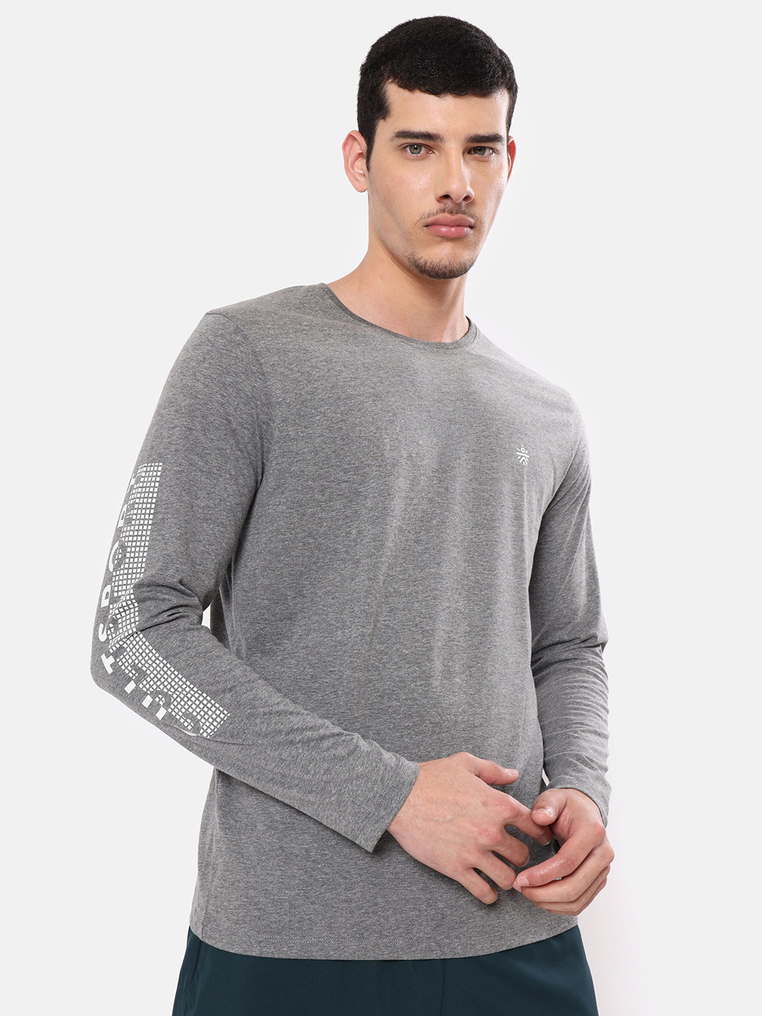 

Cultsport Men Grey & White Solid Cotton T-shirt