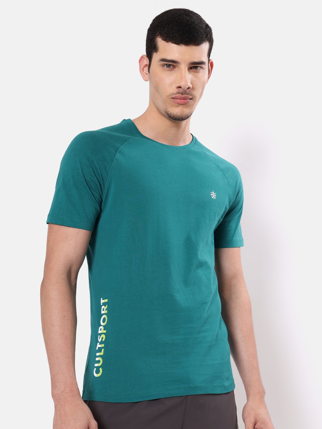 

Cultsport Men Green Solid Cotton T-shirt