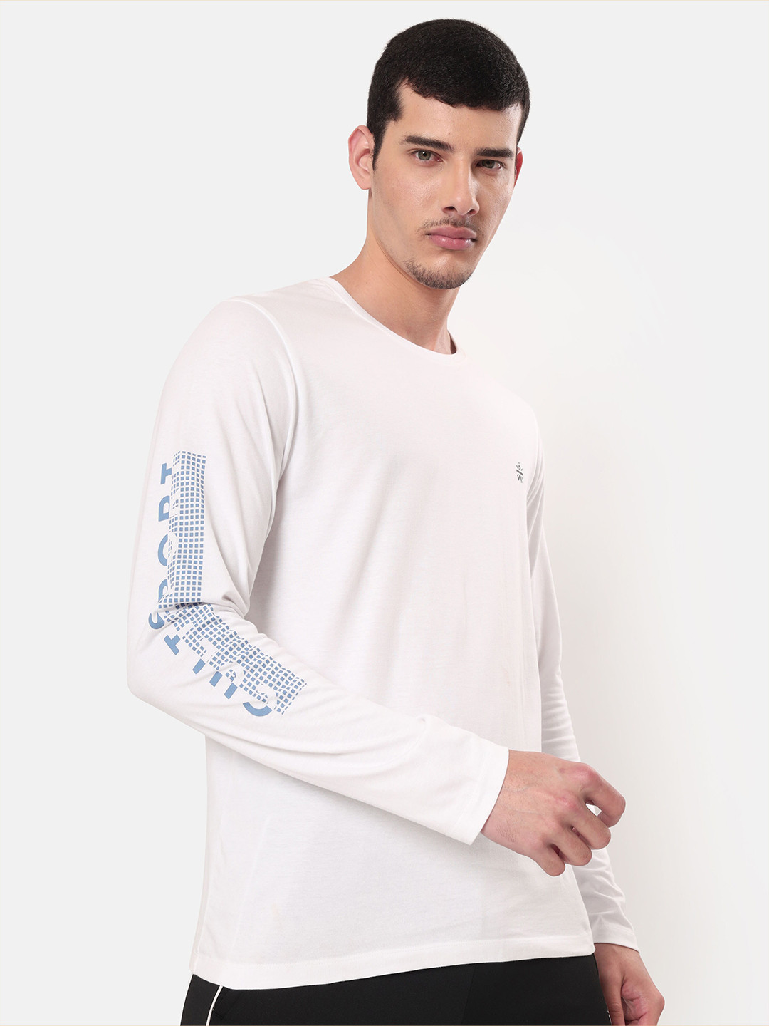 

Cultsport Men White & Blue Solid Cotton T-shirt