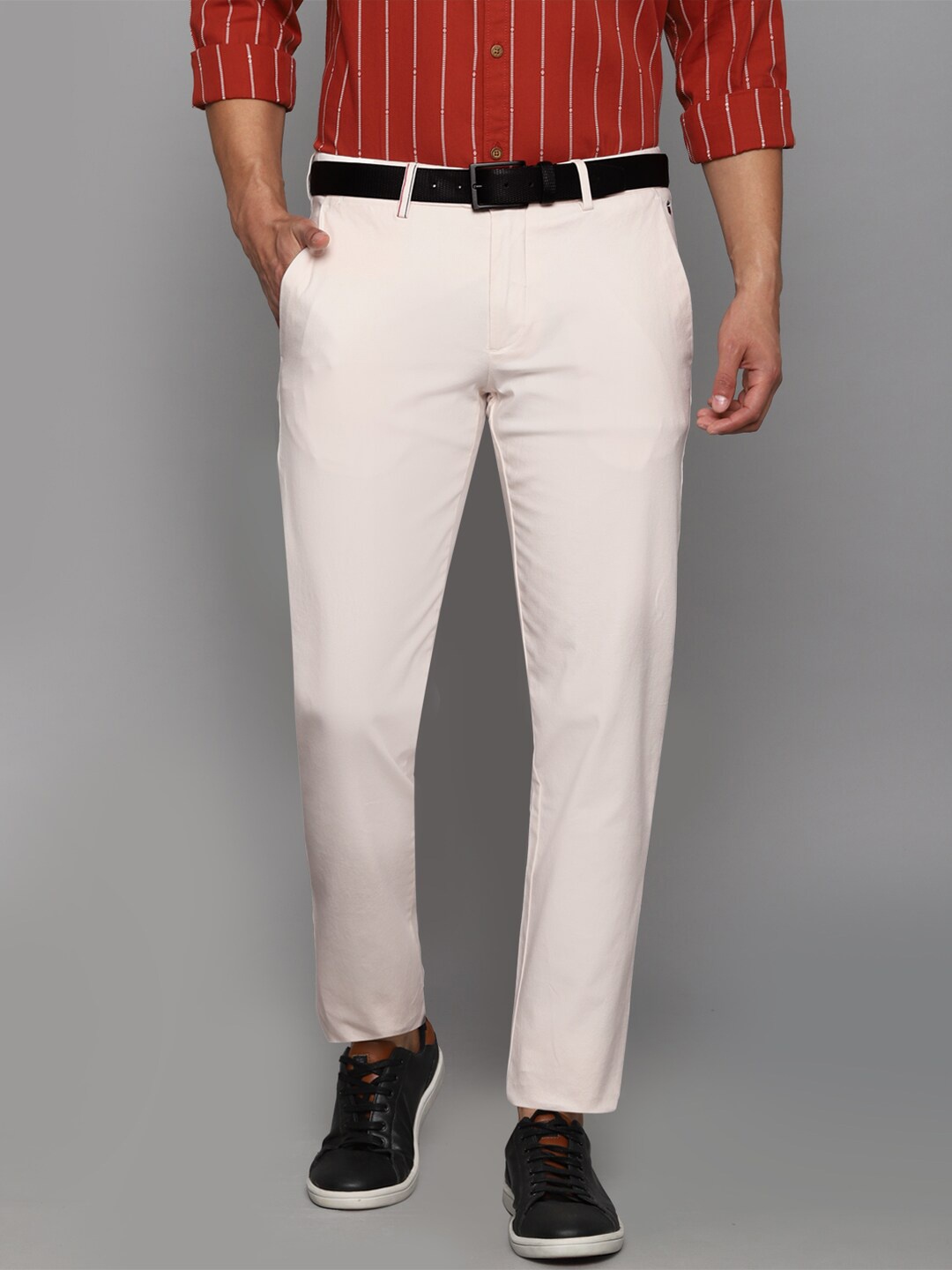 

Louis Philippe Sport Men Cream Slim Fit Cotton Chinos Trousers