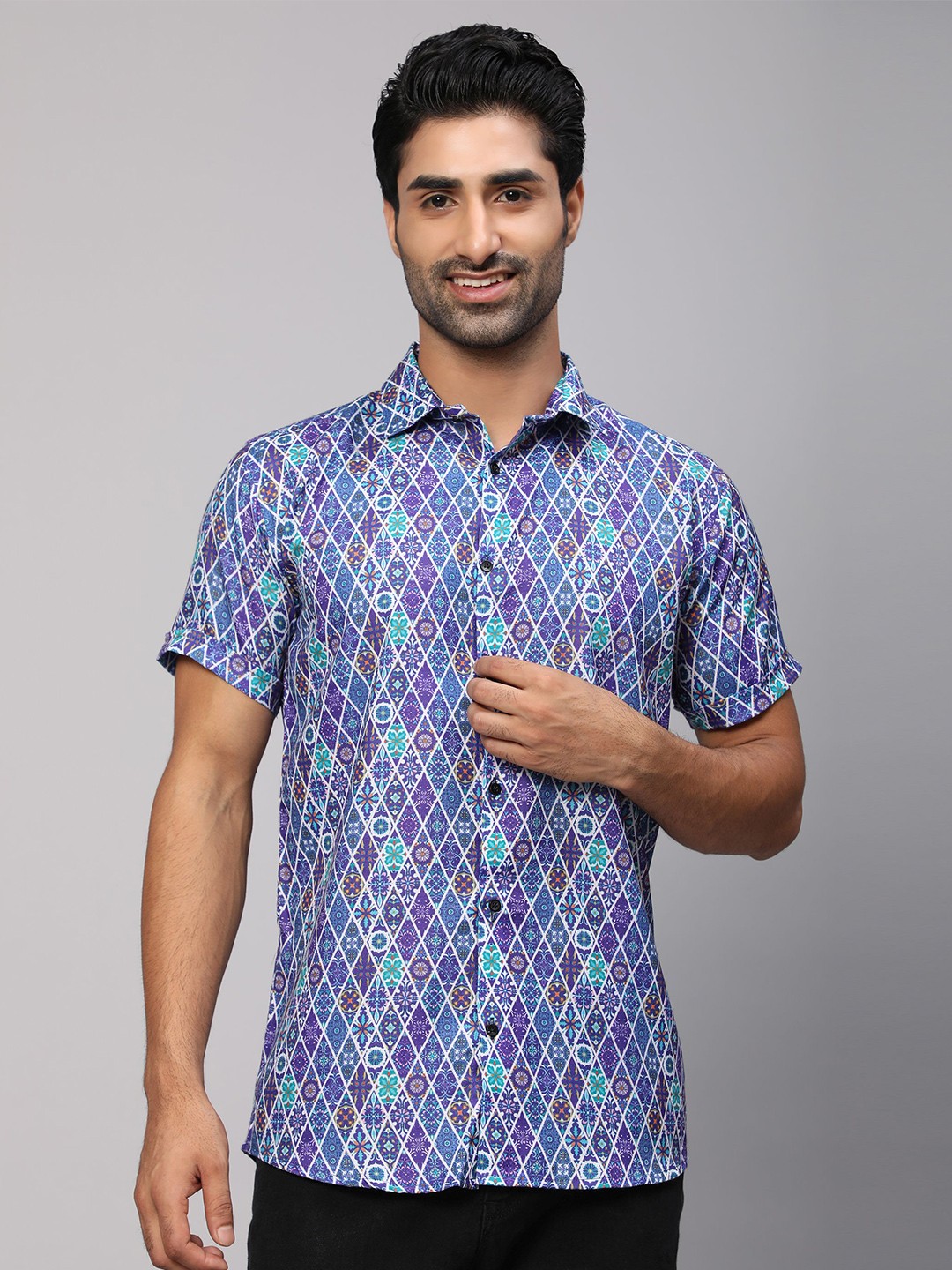 

Vastrasky Global Men Blue & White Comfort Geometric Printed Cotton Casual Shirt