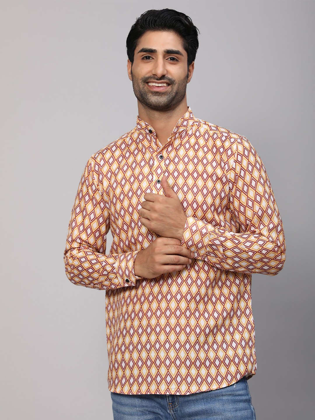 

Vastrasky Global Men White & Yellow Comfort Printed Cotton Casual Shirt