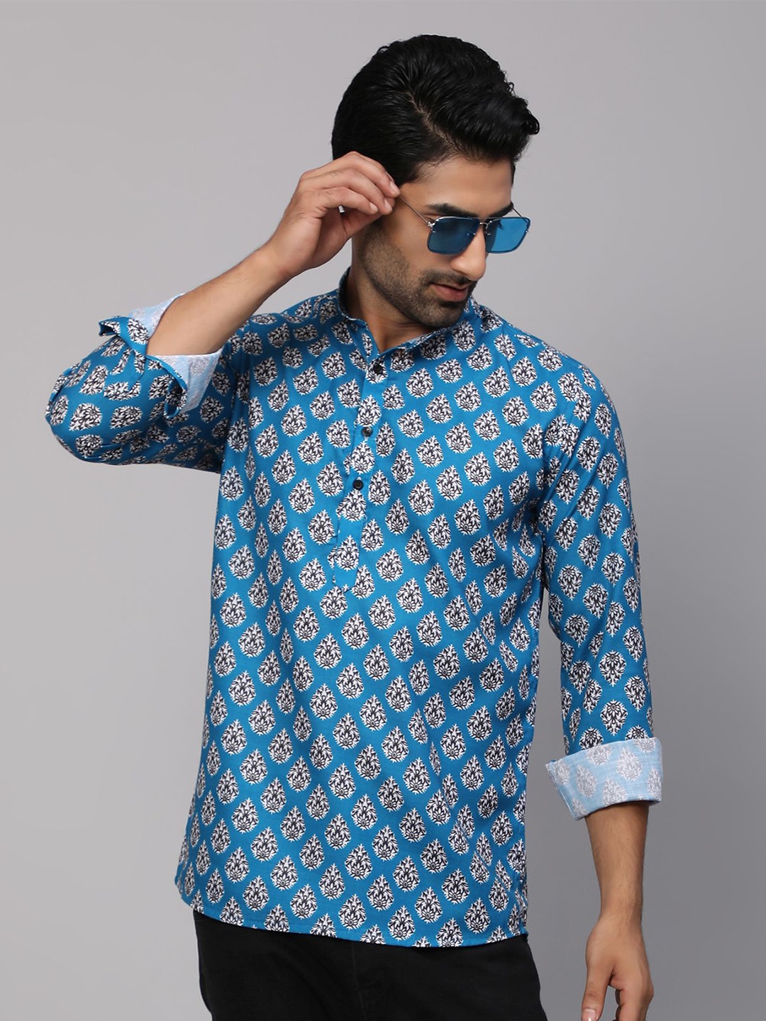 

Vastrasky Global Men Blue Comfort Floral Printed Cotton Casual Shirt