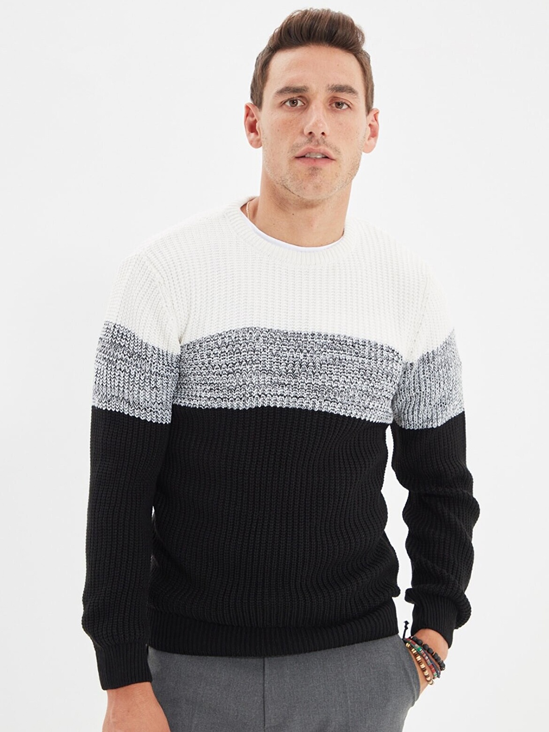 

Trendyol Men Black & White Colourblocked Pullover Acrylic Sweater