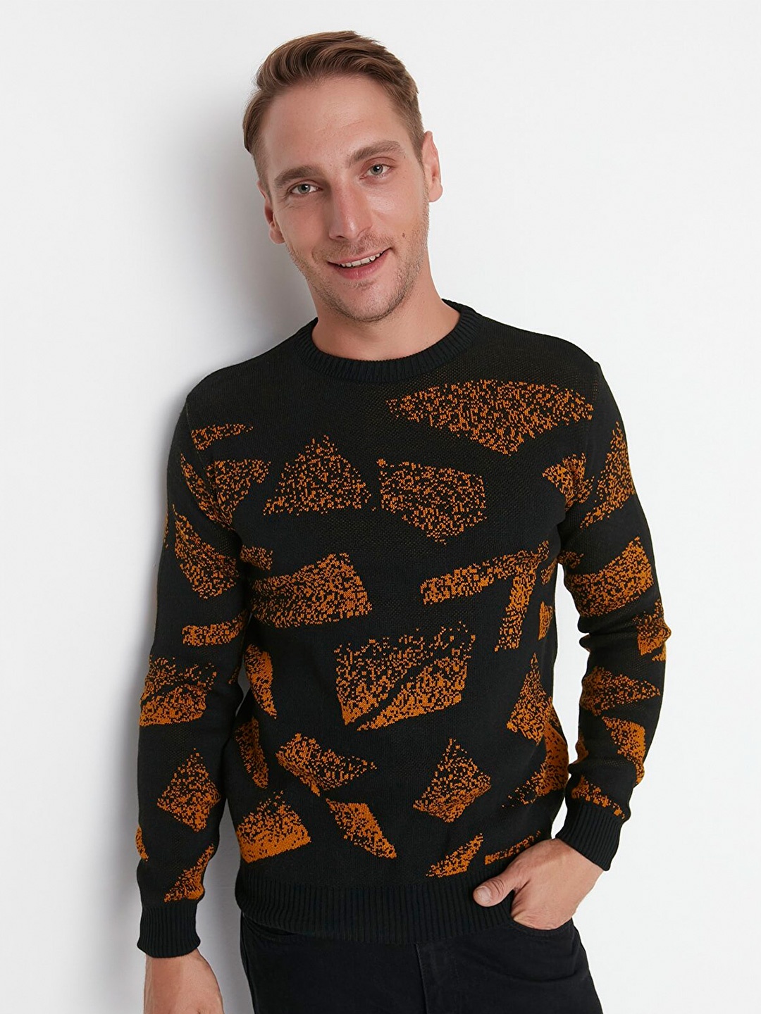 

Trendyol Men Black & Brown Geometric Acrylic Pullover Sweater
