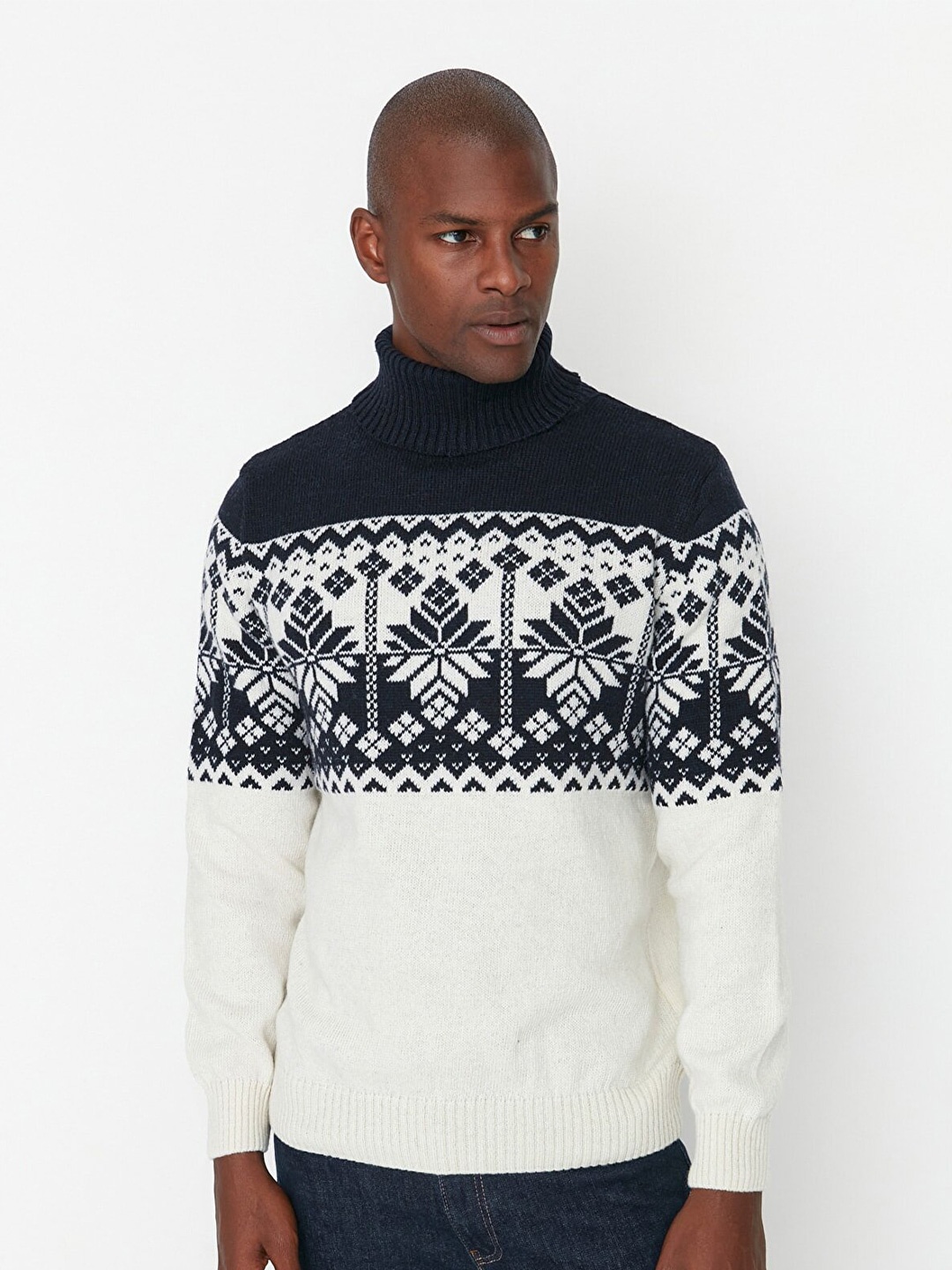 

Trendyol Men Navy Blue & Off White Geometric Pullover