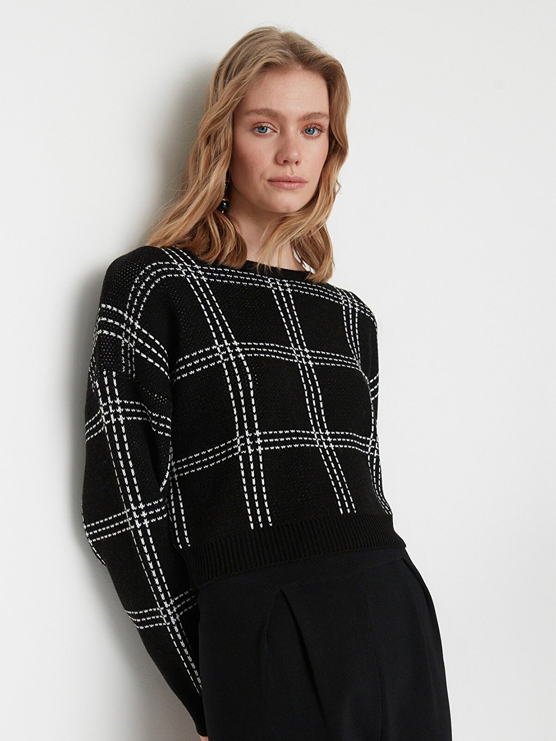 

Trendyol Women Black & White Checked Acrylic Pullover