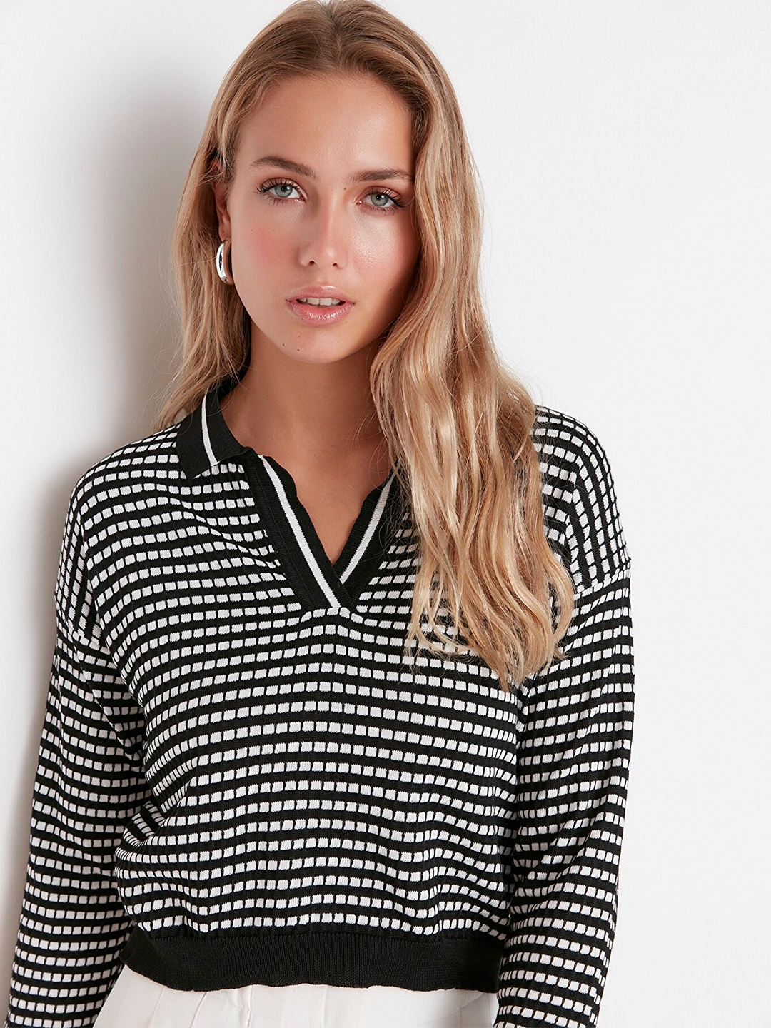 

Trendyol Women Black & White Printed Pullover