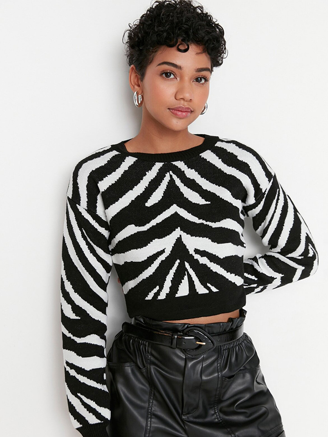 

Trendyol Women Black & White Printed Crop Pullover