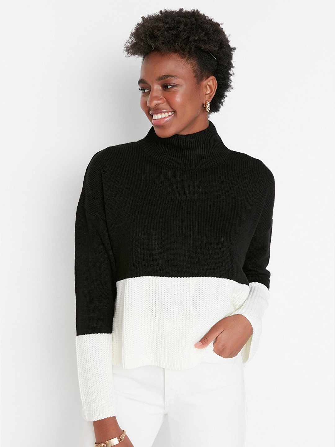 

Trendyol Women Black & White Colourblocked Acrylic Pullover