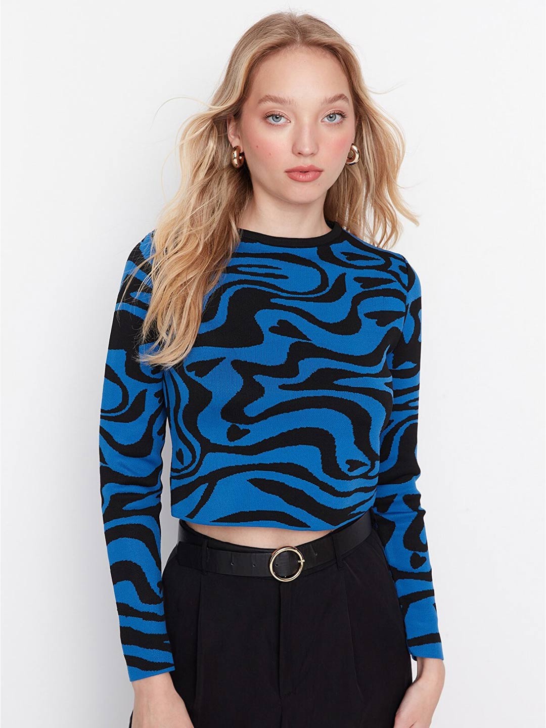

Trendyol Women Blue & Black Printed Crop Pullover