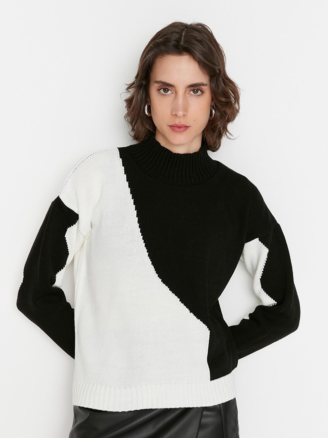 

Trendyol Women Black & White Colourblocked Pullover