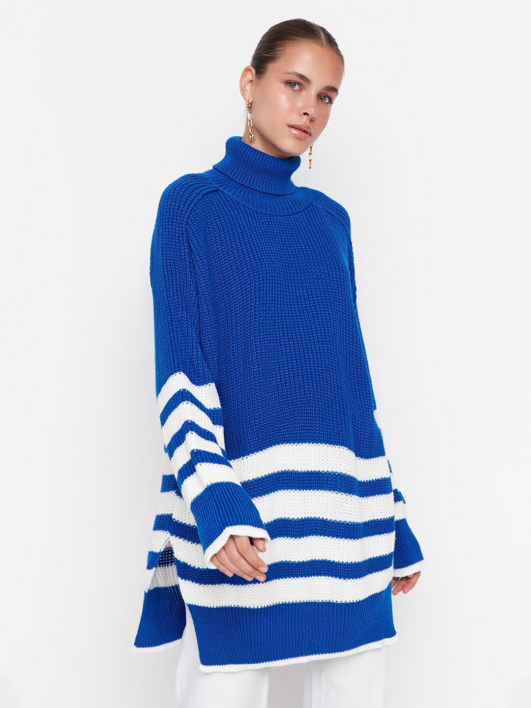 

Trendyol Women Blue & White Striped Longline Pullover