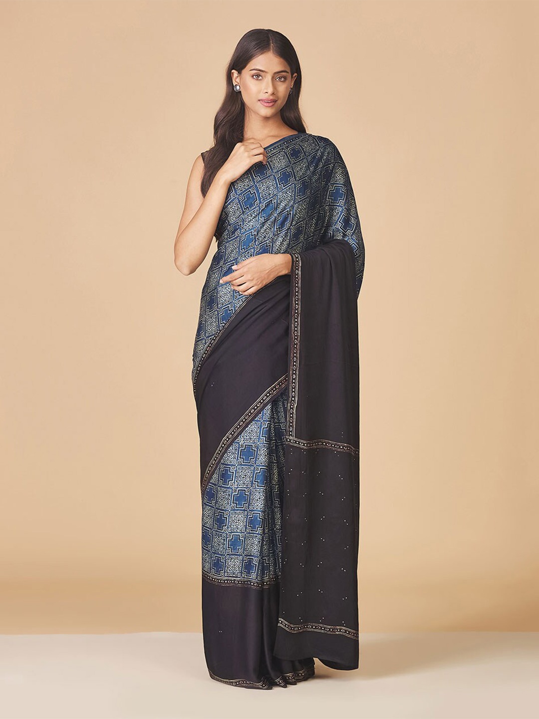 

Fabindia Blue & Black Geometric Printed Saree