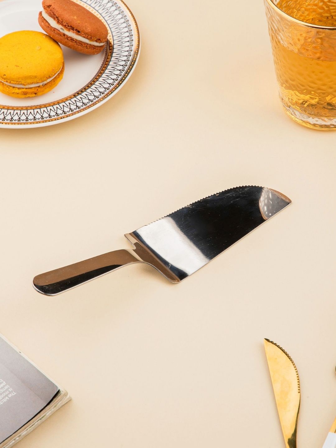 

Nestasia Silver-Coloured Solid Cake Server