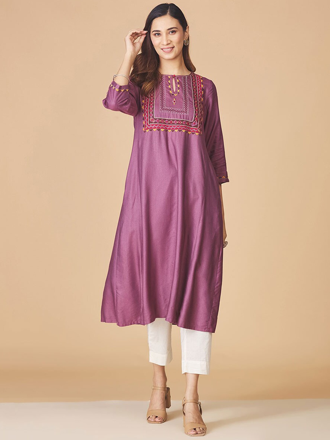 

Fabindia Round Neck Geometric Embroidered Thread Work Kurta, Purple