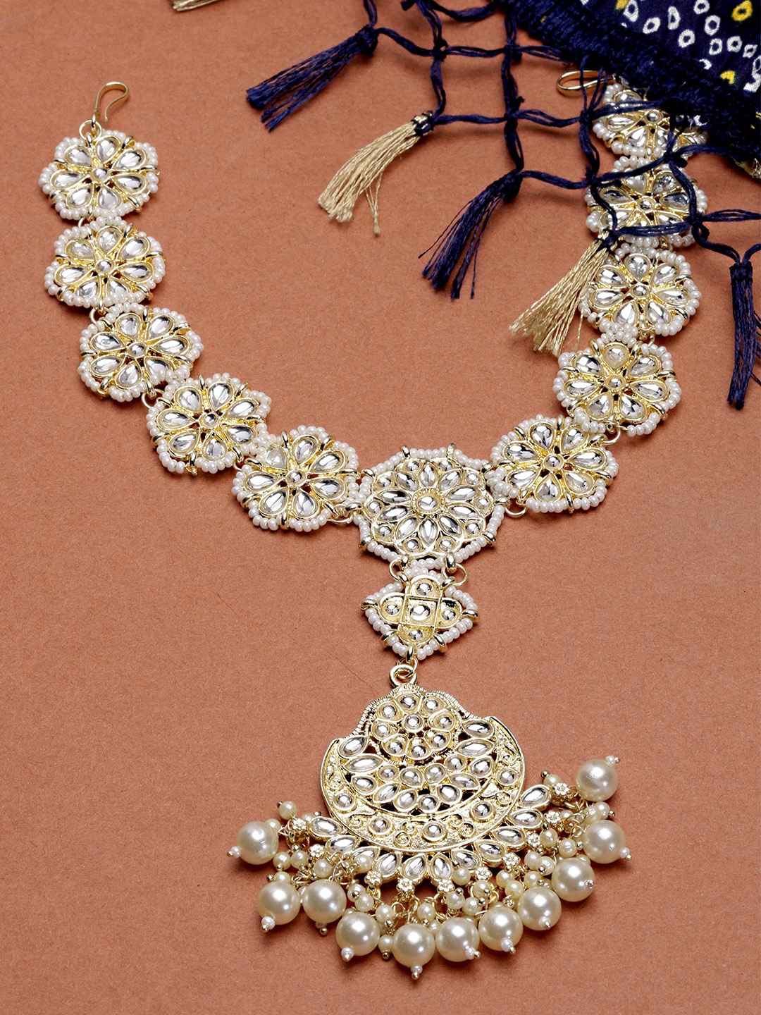 

KARATCART Gold Plated White Pearl Studded & Kundan Beaded Sheeshphool