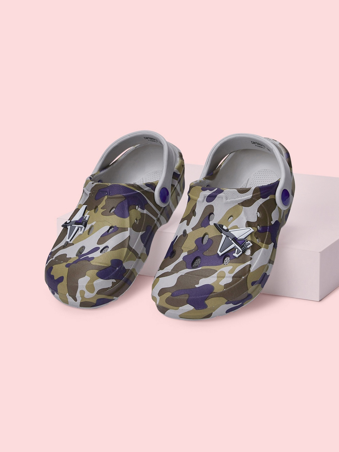 

Pantaloons Junior Boys Grey Printed Clogs