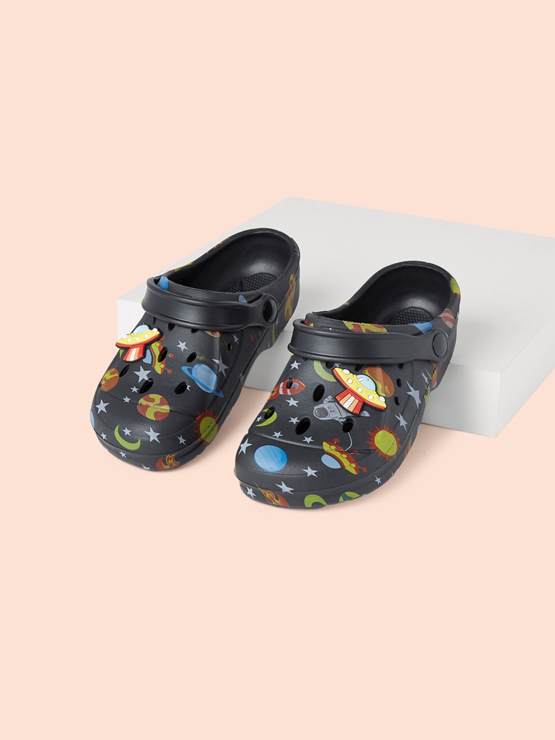 

Pantaloons Junior Boys Black Printed Clogs