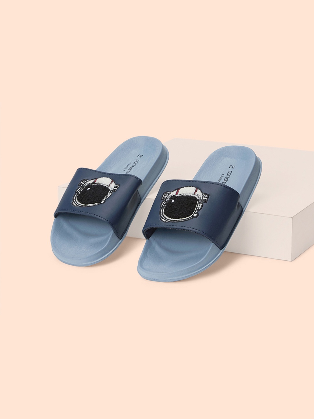 

Pantaloons Junior Boys Grey & White Printed Sliders