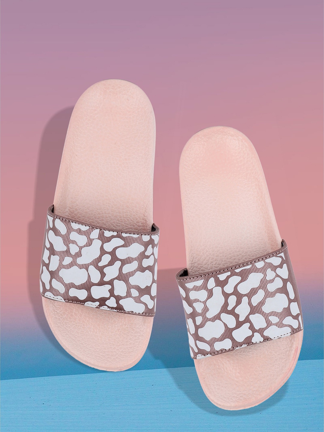 

FREECO Women Pink & White Geometric Printed Sliders