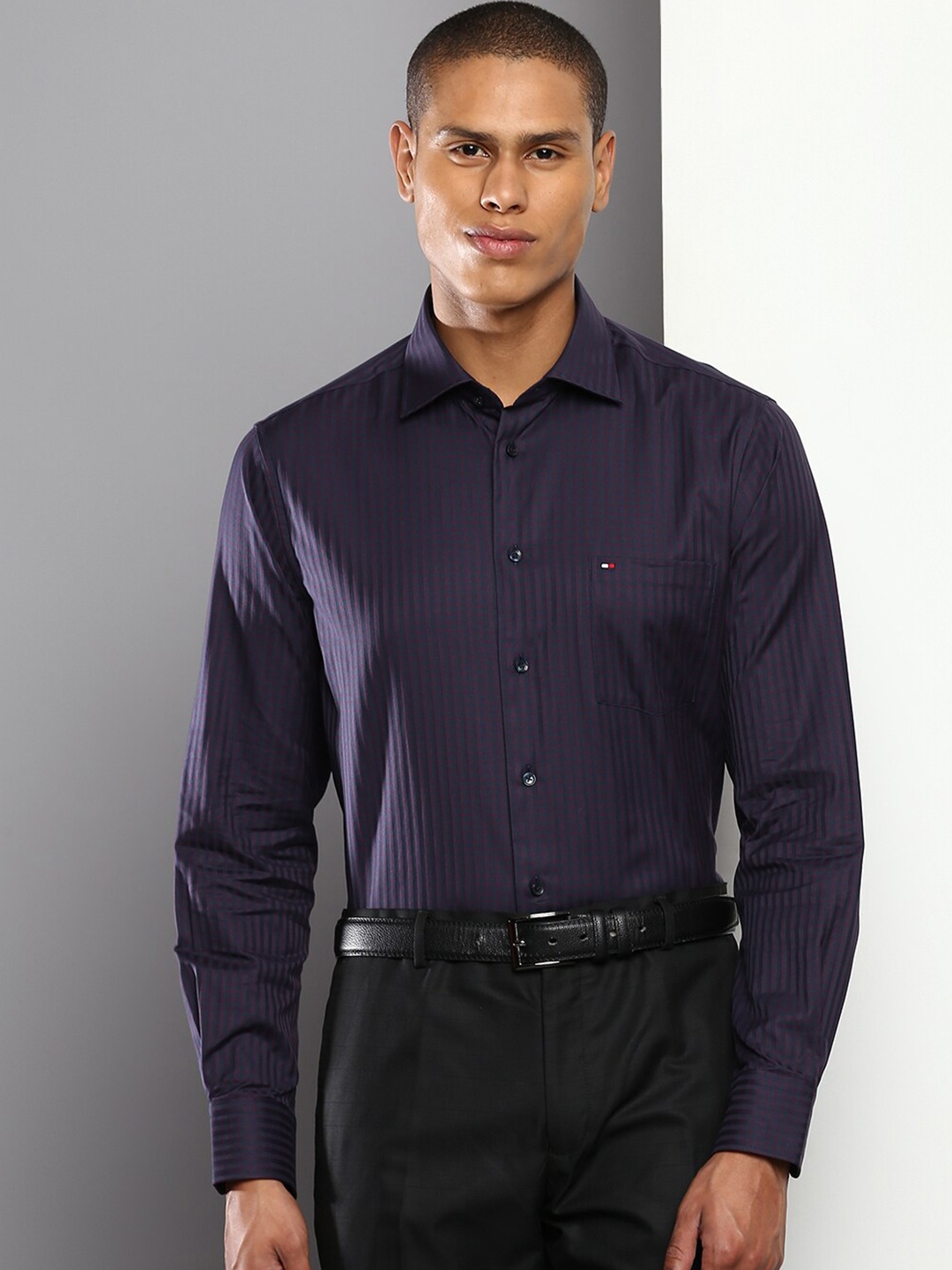 

Tommy Hilfiger Men Navy Blue Checked Pure Cotton Formal Shirt