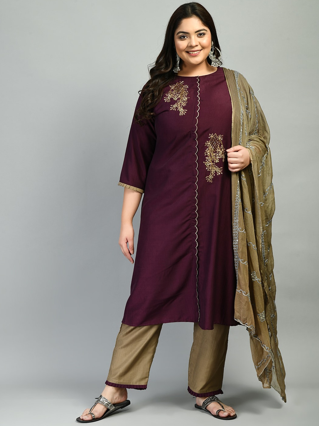 

PrettyPlus by Desinoor.com Floral Embroidered Thread Work Kurta with Trousers & Dupatta, Purple