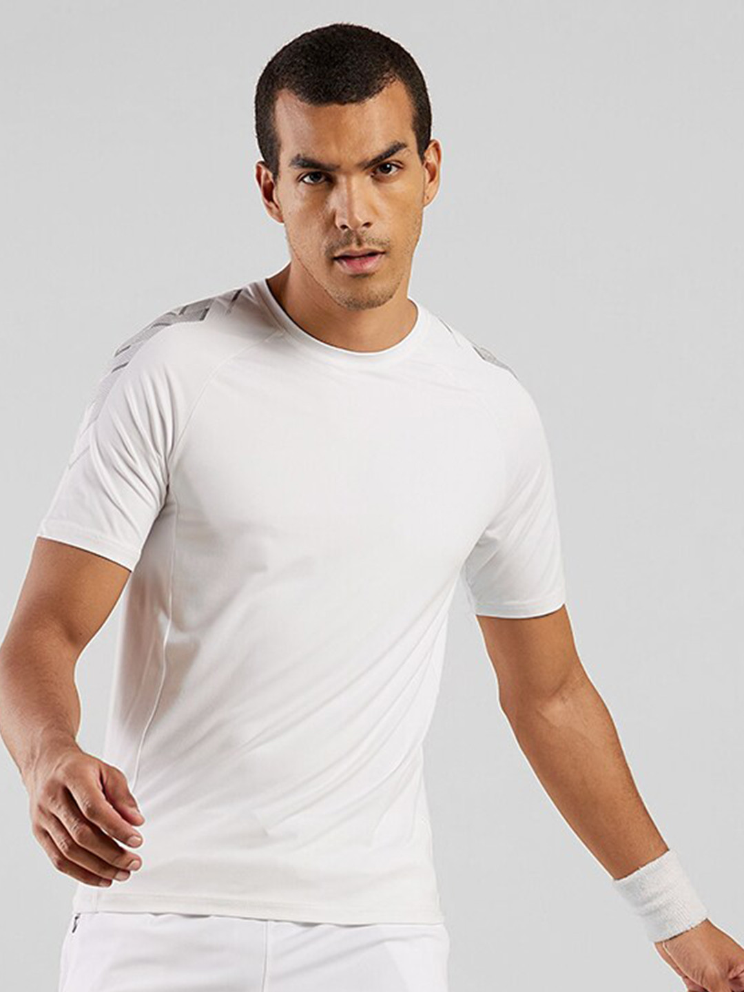 

UNPAR Men White Solid Slim Fit T-shirt