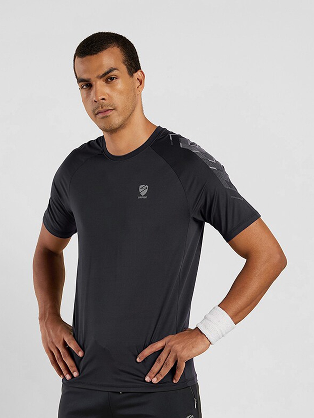 

UNPAR Men Grey Solid Slim Fit T-shirt