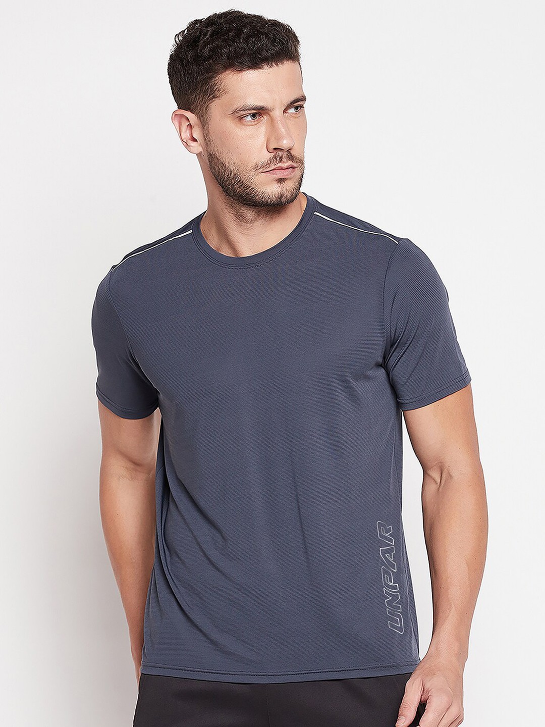 

UNPAR Men Grey Solid Slim Fit T-shirt