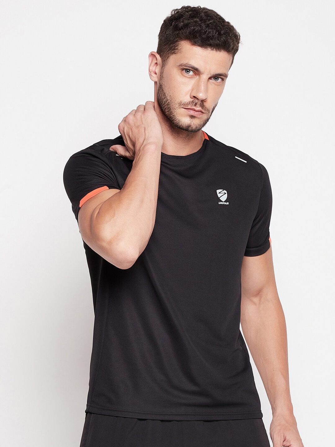 

UNPAR Men Black Slim Fit T-shirt