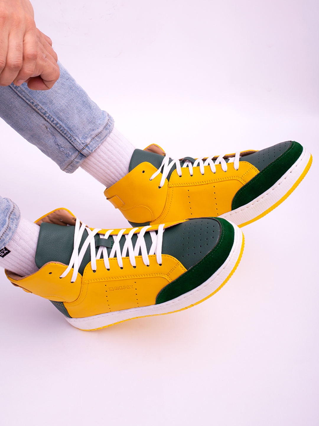 

Big Fox Men Yellow Colourblocked Sneakers